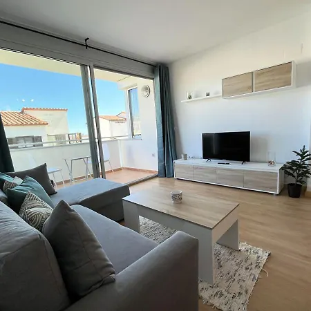 Apartment 2-bedroom Brand New Steps From The Llanca